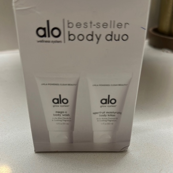** Alo Wellness Body Duo - Mega-C Body Wash & Superfruit Lotion Set - Picture 1 of 3